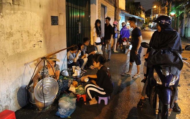 Đậu hũ trong hẻm Sài Gòn chỉ bán 'giờ thiêng', người người đứng, ngồi xổm chờ mua