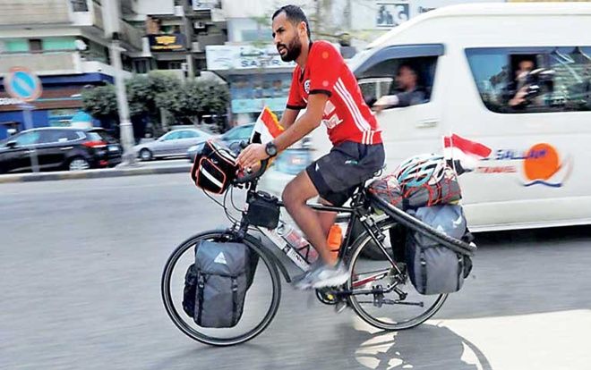 Chàng trai Ai Cập đạp xe 5.000 km tới Nga xem World Cup