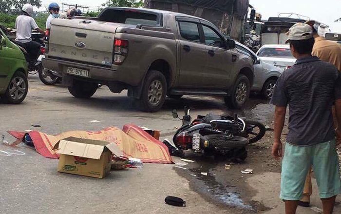 Em trai ngồi khóc trong tuyệt vọng khi chứng kiến người anh bị xe container cán tử vong