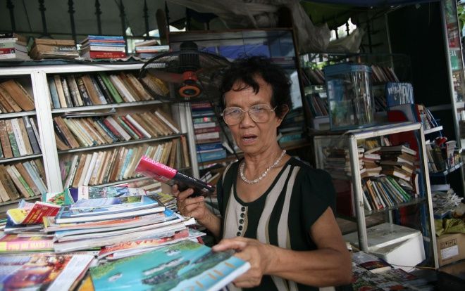 Quầy sách báo miễn phí bên hàng rào ở Hà Nội của nữ giảng viên 74 tuổi dị ứng smartphone