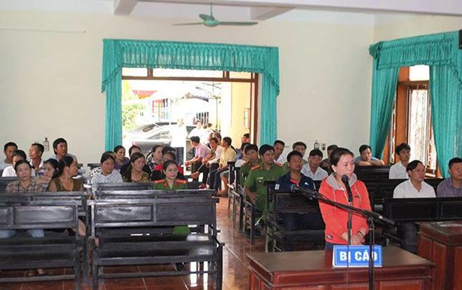 Phạt 4 tháng tù nữ tiểu thương hắt tiết heo vào người chủ tịch huyện