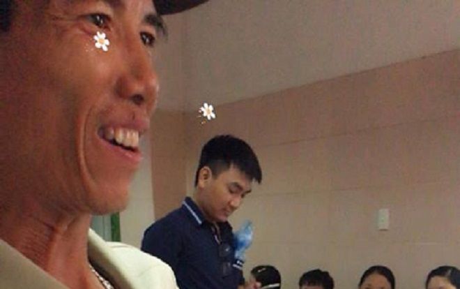 Nghẹn lòng trước giọt nước mắt của ông bố 47 tuổi ôm con mới chào đời sau 10 năm chạy chữa khắp nơi