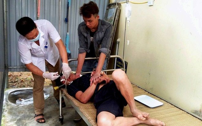 Vợ bỏ nhà đi, chồng ấm ức vào rừng ăn lá ngón tự tử