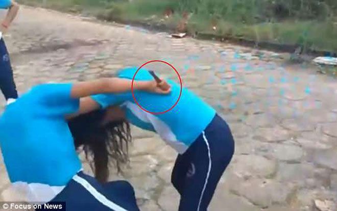 Thấy con gái cầm đao dâm bạn, mẹ dửng dưng đứng nhìn