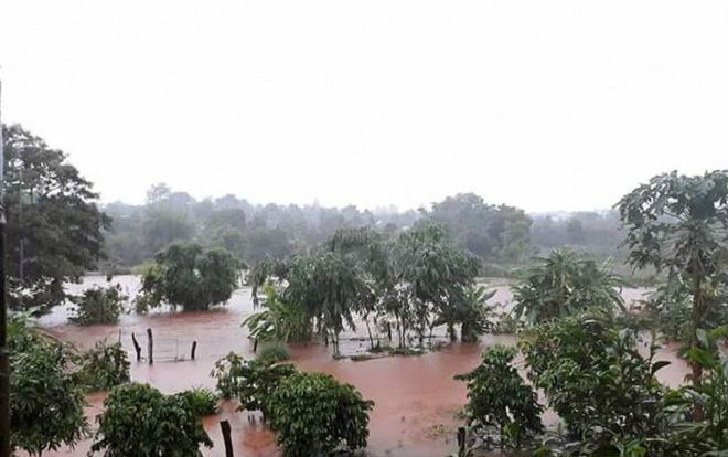 Lũ lớn nhấn chìm hàng chục ngôi nhà, cuốn trôi nhiều tài sản