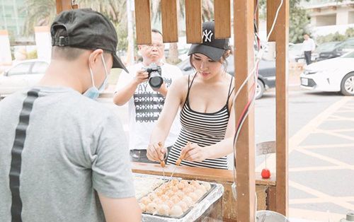 Hotgirl ngực khủng bán bánh nướng khiến khách hàng đứng tim vì quá xinh đẹp