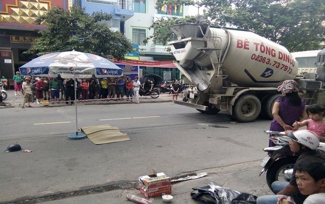 Xe máy va chạm với xe trộn bê tông, bé trai 8 tuổi tử vong, mẹ và em bị thương