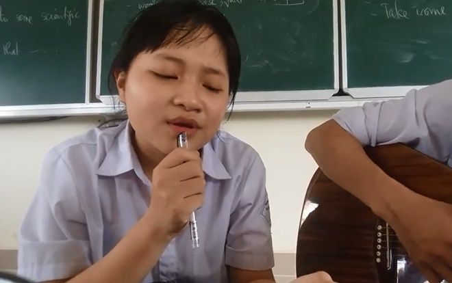 Bản cover 'Chạm đáy nỗi đau' cực đáng yêu của nữ sinh lớp 12 khiến dân mạng like ầm ầm