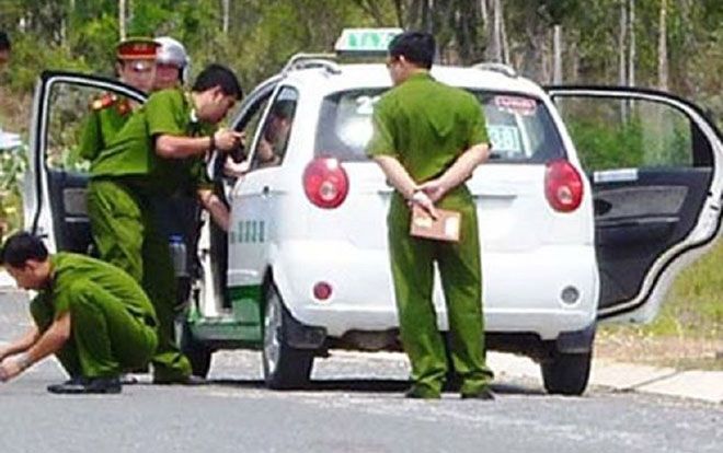 Hai thanh niên xông vào đánh tài xế taxi để quỵt tiền cước