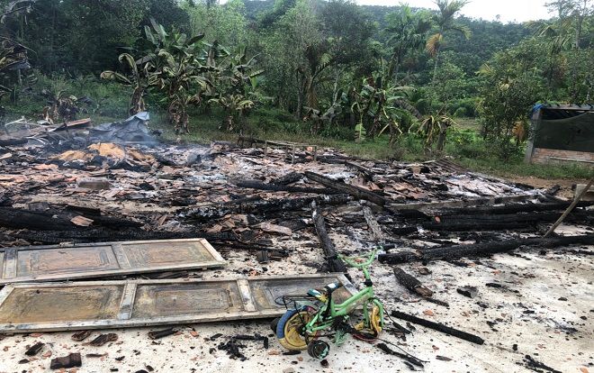 Cháy nhà lúc nửa đêm, cha ôm 2 con lao ra ngoài thoát thân