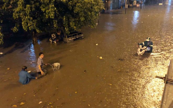 Đường Nguyễn Hữu Cảnh có siêu máy bơm vẫn ngập, chuyên gia vào cuộc