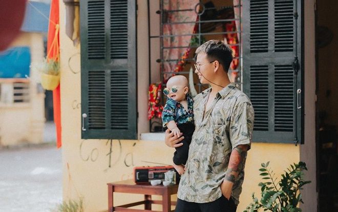 Cho mẹ ra rìa, bố và con gái 'ăn mảnh' tạo dáng chụp ảnh siêu ngầu