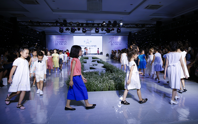 Sàn diễn với sắc màu rực rỡ dành cho các bé vào mùa hè