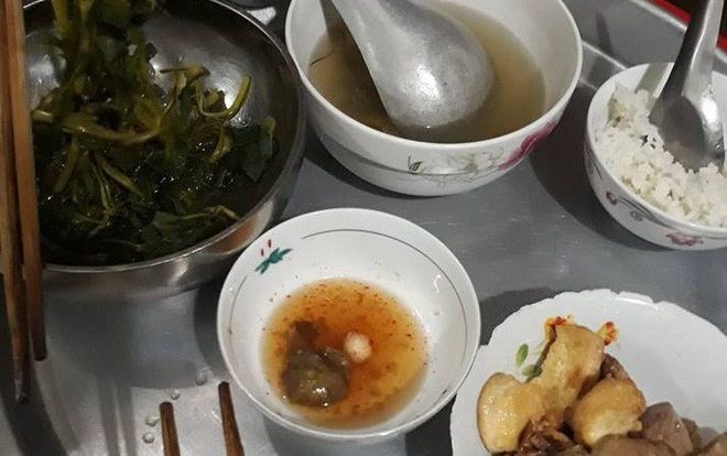 13 năm ăn cơm thiên hạ không bằng một bữa cơm nhà mẹ nấu - bức ảnh mâm cơm đạm bạc chạm vào trái tim hàng ngàn người