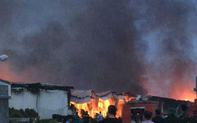 Đang cháy lớn nhiều tiếng đồng hồ khu công nghiệp ở Phú Thọ