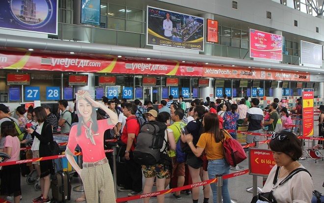 Ném điện thoại khiến nữ nhân viên hàng không rách mí mắt, nam hành khách bị cấm bay 1 năm