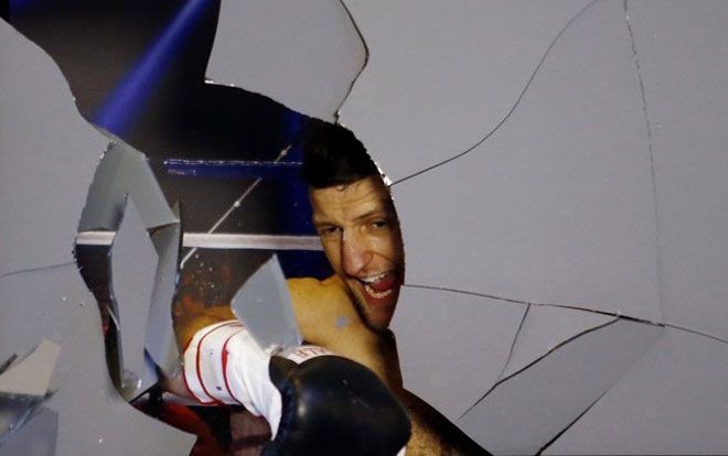 'Fan cuồng' đòi đập vỡ chiếc tivi trên đầu vợ nếu không cho xem World Cup