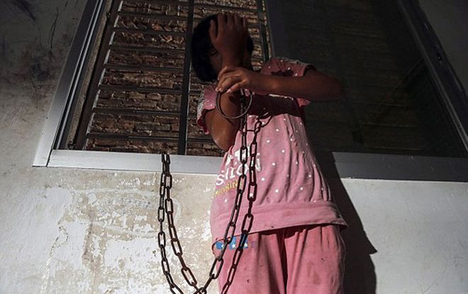 Cô gái bị người thân xích vào giường suốt 20 năm trong trạng thái khỏa thân vì lý do không ngờ