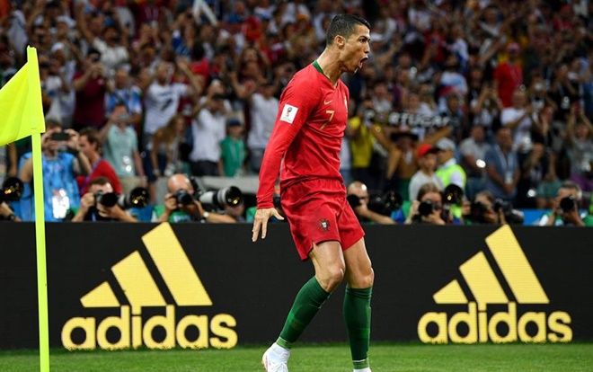 Ronaldo lập hattrick vào lưới De Gea: 'Kịch sĩ' hay 'siêu nhân'?