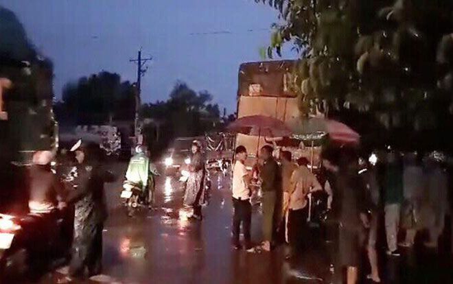 Chạy lên vỉa hè trú mưa, thanh niên va vào xe tải tử vong thương tâm