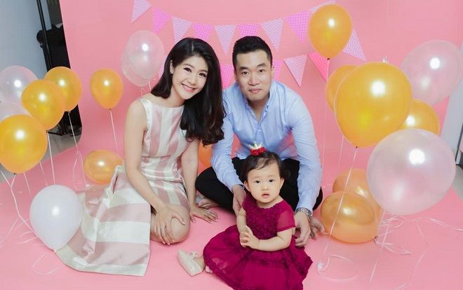 Nữ cơ trưởng Huỳnh Lý Đông Phương bất ngờ khoe ảnh con gái cùng ông xã sau gần 2 năm kết hôn