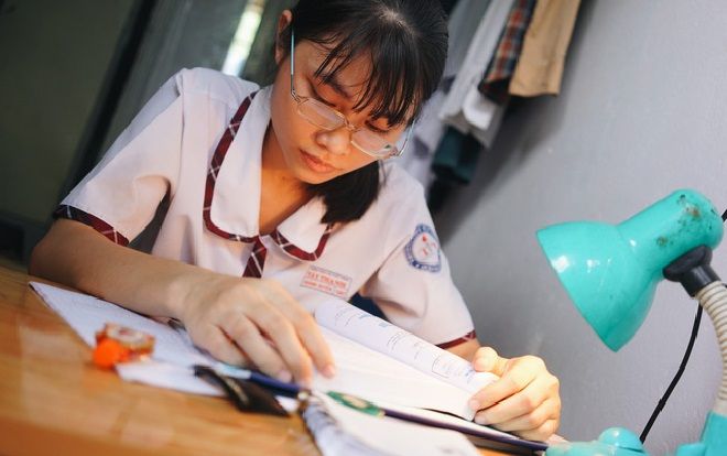 Động lực của nữ sinh 2000 có bố mất vì ung thư, mẹ chỉ ngủ 2 tiếng/ngày để nuôi con ăn học