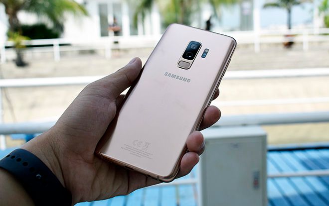 Cận cảnh Samsung Galaxy S9+ vàng hoàng kim đẹp sang chảnh tại Việt Nam