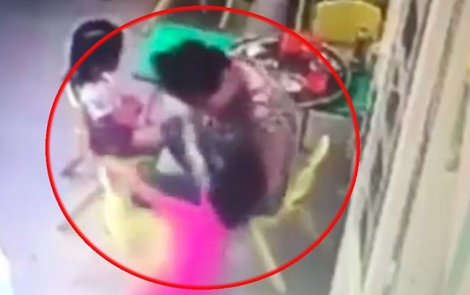 Clip: Bảo mẫu dùng tay 'liên hoàn tát' vào mặt bé gái 3 tuổi tại trường mầm non