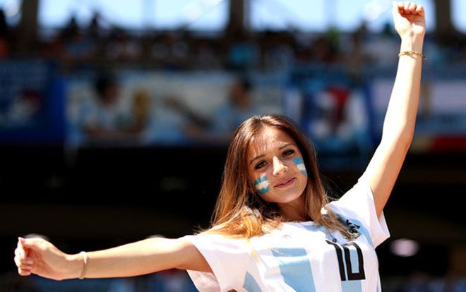 'Cân đo' nhan sắc của CĐV nữ Argentina và Iceland