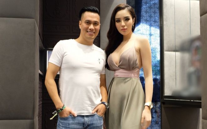 Hoa hậu Kỳ Duyên gọi nhầm tên Việt Anh là… ‘Phan Hải’ tại sự kiện ở Singapore