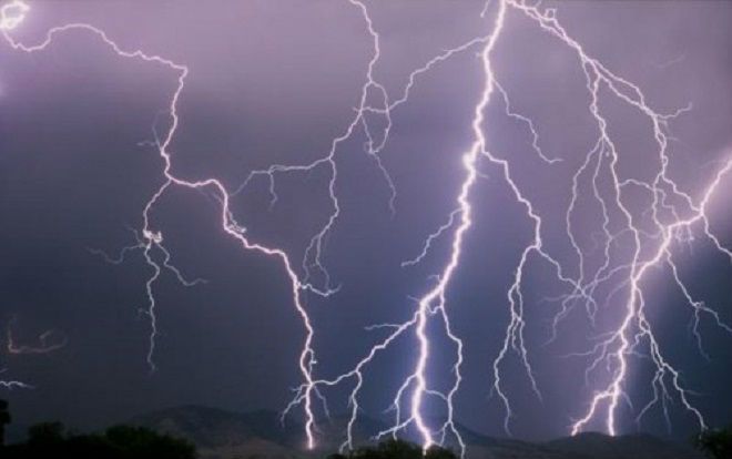 12 người dân bị sét đánh khi đang trú mưa giữa đồng