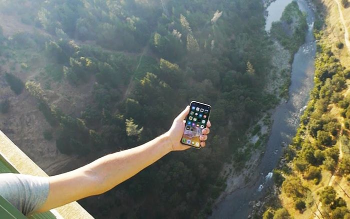 Thử thả rơi iPhone X từ độ cao hơn 300 mét và cái kết khó tin