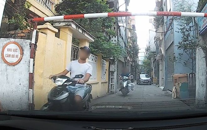 Clip 'soái ca áo trắng điển trai' cướp điện thoại của nữ sinh nhanh như chớp khiến dân mạng dậy sóng