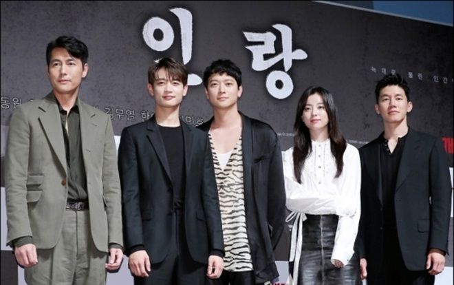 Họp báo 'Inrang': Han Hyo Joo xinh như mộng, lạc trôi giữa loạt tài tử điển trai xứ Hàn