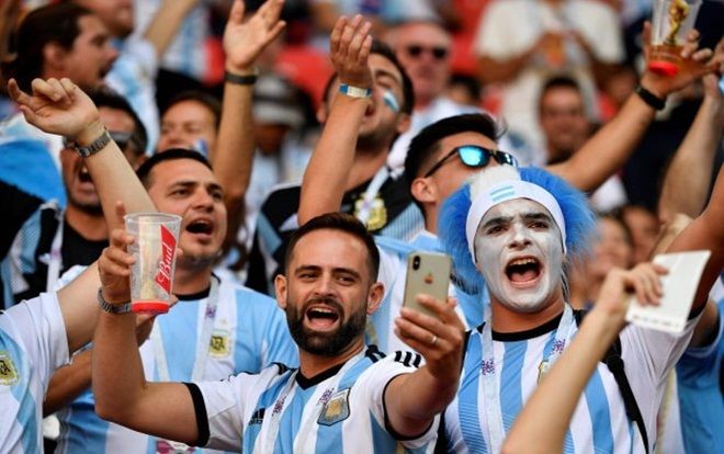 Nam thanh niên khỏa thân rơi từ tầng cao trúng đám đông CĐV Argentina