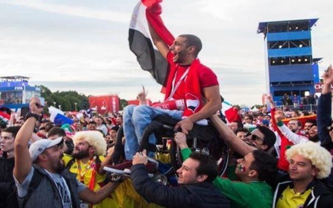 Đằng sau bức ảnh chàng trai khuyết tật cổ vũ đội nhà gây xúc động mùa World Cup