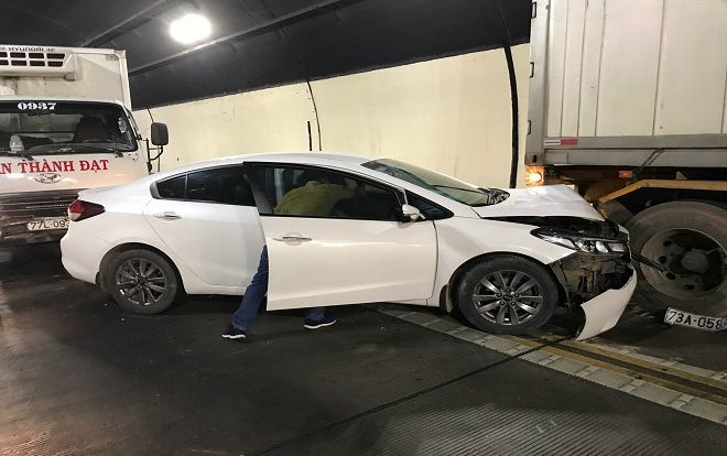 Ô tô dính chặt vào đuôi xe đầu kéo sau tai nạn liên hoàn trong hầm Hải Vân