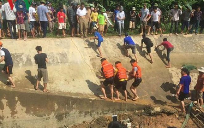 Nhảy xuống kênh tìm chiếc ví da, người đàn ông bị dòng nước cuốn trôi