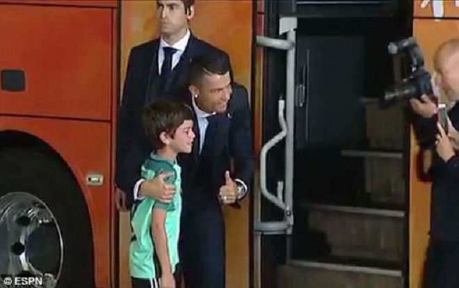 Christiano Ronaldo lại tiếp tục thực hiện cử chỉ 'đốn tim' người hâm mộ