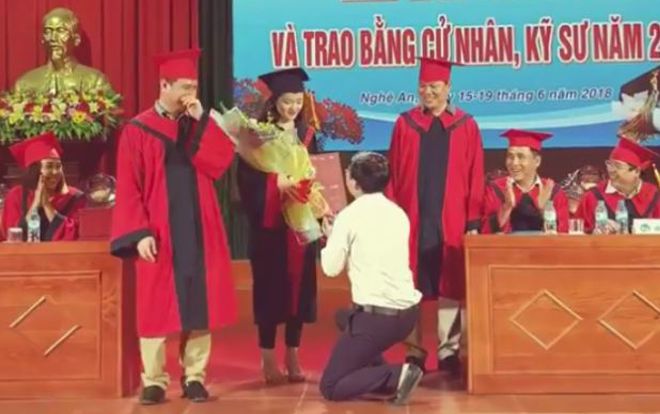 Nóng nhất mạng xã hội hôm nay: Giảng viên quỳ gối cầu hôn nữ sinh ngay trong lễ tốt nghiệp gây tranh cãi