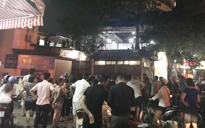 Khống chế nam thanh niên say rượu đâm vào bụng người dân rồi leo lên mái nhà cố thủ