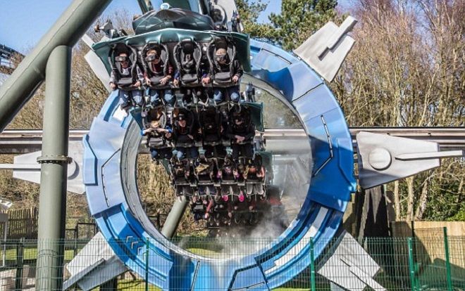 Chơi tàu lượn trên không, 23 người mắc kẹt hàng giờ giữa trời nắng nóng