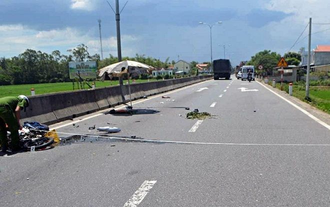 2 người thương vong vì váy chống nắng bị cuốn vào bánh xe máy