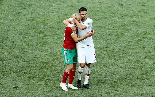 Không được sử dụng VAR, cầu thủ Morocco ấm ức ‘đá xoáy’ trọng tài