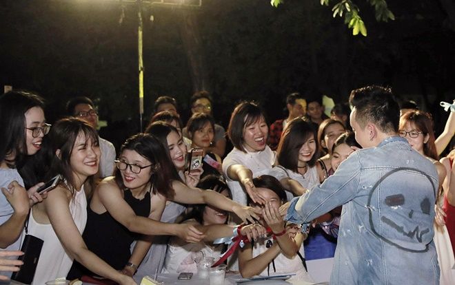 Sinh viên ĐH Khoa học Tự nhiên đẹp lộng lẫy với trang phục dạ hội, 'quẩy' hết mình cùng JustaTee
