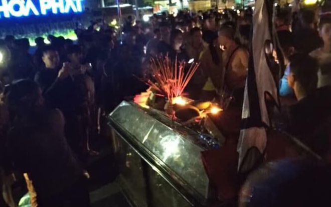 Vụ 2 thiếu nữ tử vong cạnh xe máy: Người thân mang quan tài đến trụ sở công an huyện đề nghị làm rõ nguyên nhân