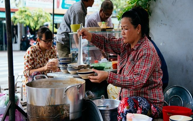 Quán cháo 'hào sảng' giá 5.000 đồng/tô của cô Tư Sài Gòn: Nhà Tư không nợ nần gì, bán vầy là sống thoải mái rồi!