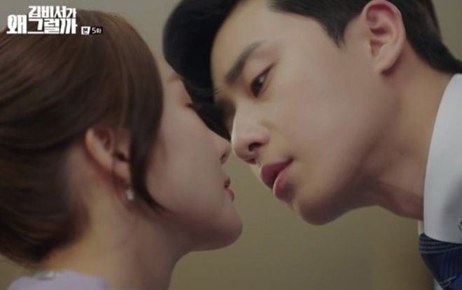 Tưởng đã được hôn, thư ký Kim bất ngờ bị phó chủ tịch Lee đẩy ra