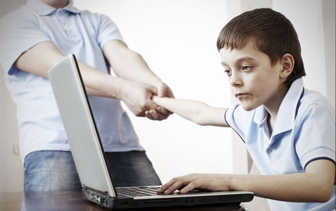 Nuôi con thời công nghệ: Bảo vệ và xử lý những nguy hại cho gia đình