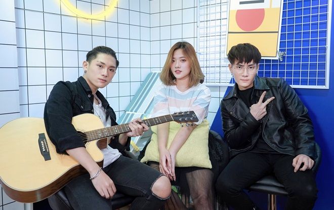 Vừa gia nhập nhóm, J (MONSTAR) đã rủ Grey-D 'đánh lẻ' cùng nàng hot streamer